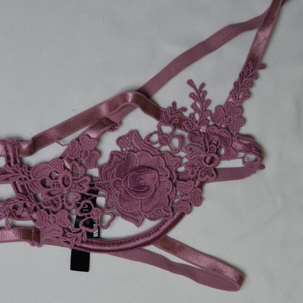 Pink Lace Garter Set - Picture 10 of 16